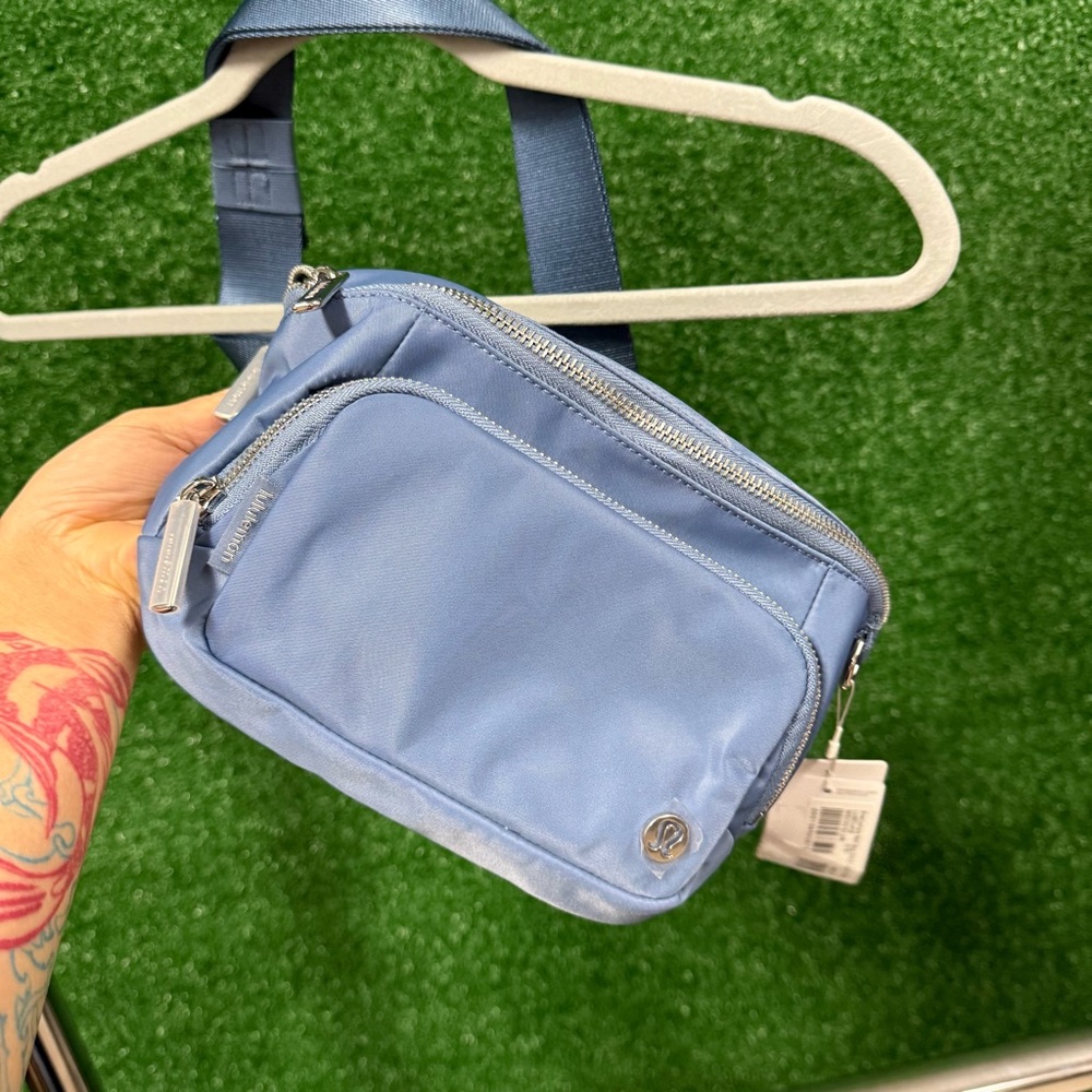 Lululemon Everywhere Belt Bag Extra Large 4L *Metal - Washed Denim/Silver - Picture 4 of 7